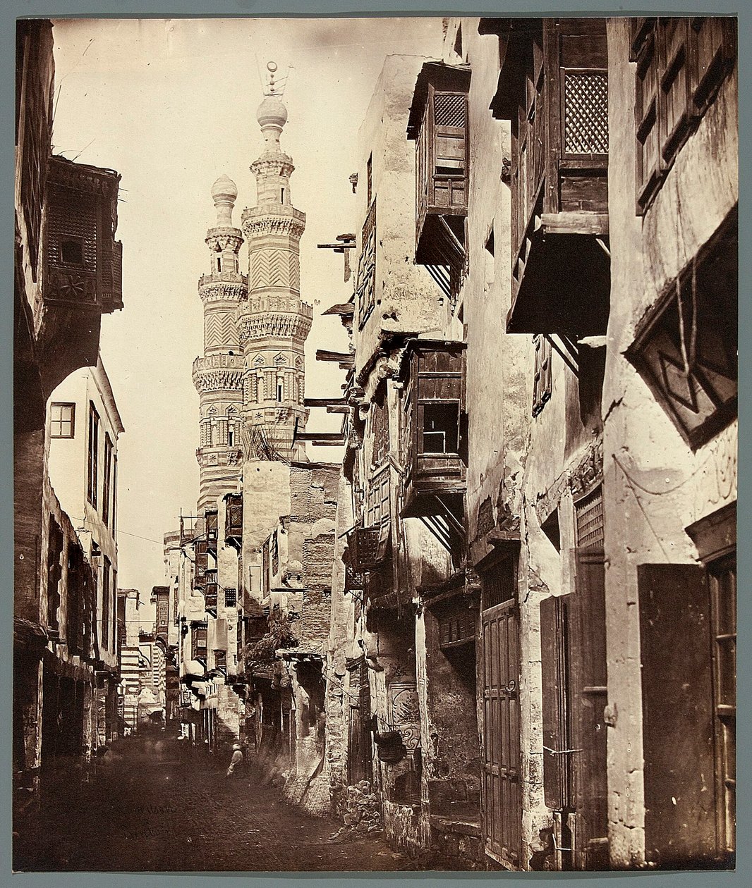 Egypt. Káhira. Ulička - v pozadí minarety mamlúcké mešity Al-Mu