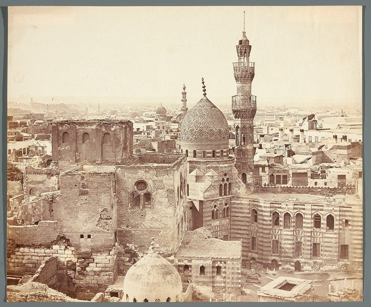 Egypt. Káhira. Pohled na jednu z mešit od James Robertson