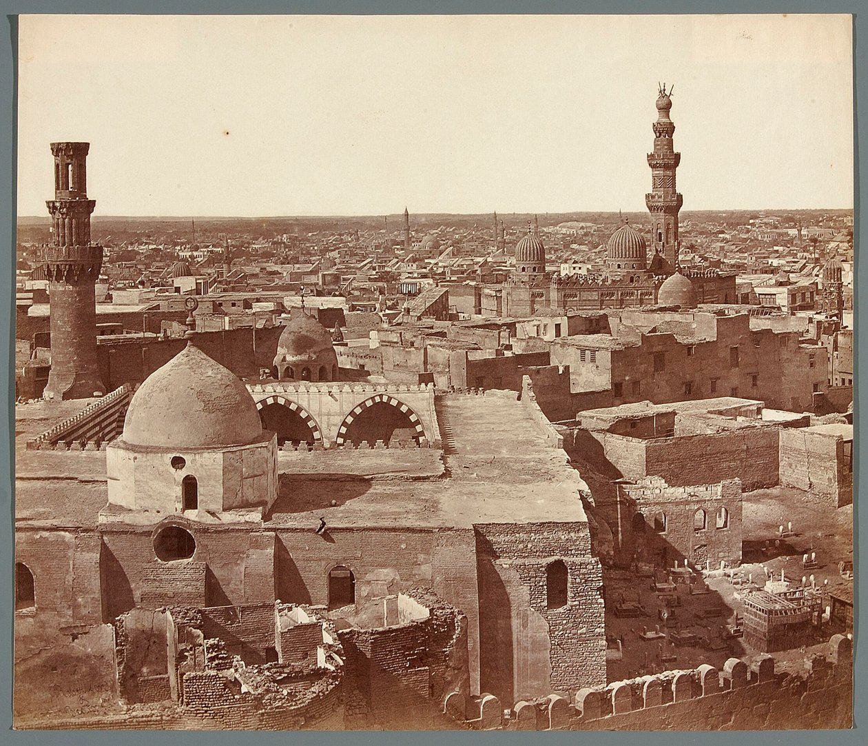 Egypt. Káhira. Celkový pohled – v pozadí madrasa – mauzoleum Umm As-Sultan Šaban (1368–69) od James Robertson