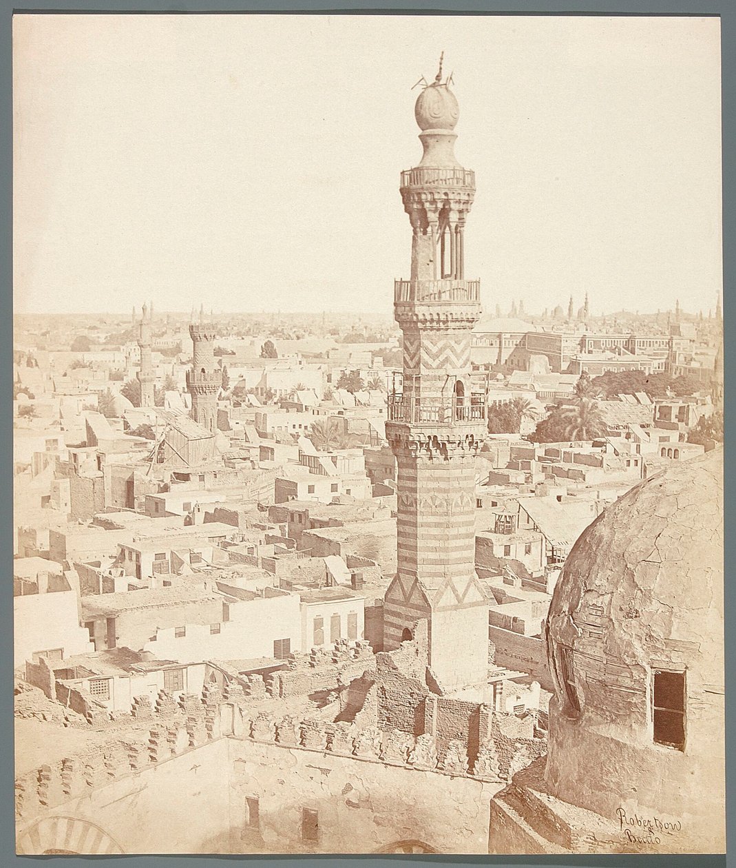 Egypt. Káhira. Pohled z madrasy - mauzolea mamlúckého emíra Sarghitmishe (1356) od James Robertson