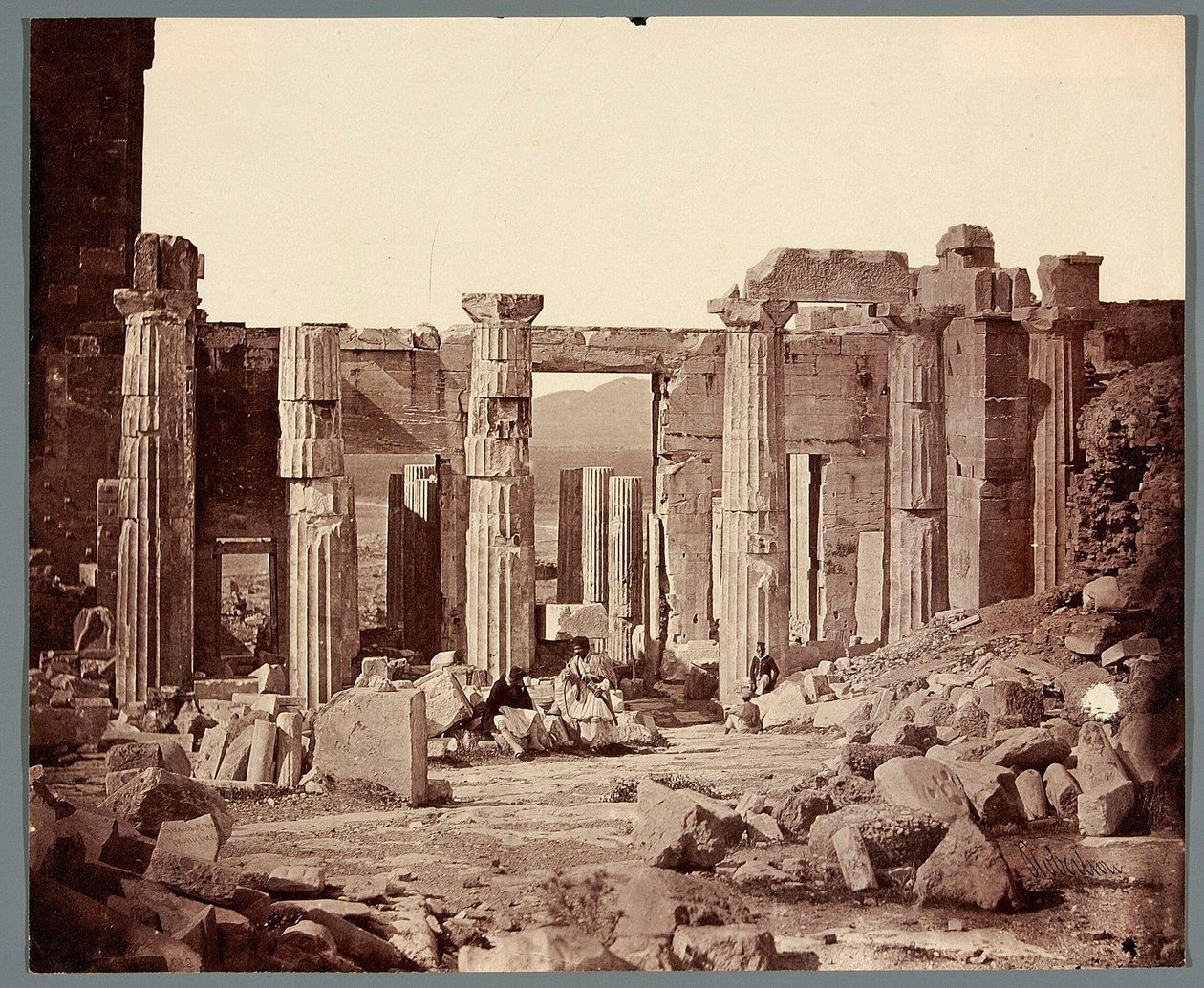 "Interiér Propylejí" [Athény. Akropolis - Propyleje] od James Robertson