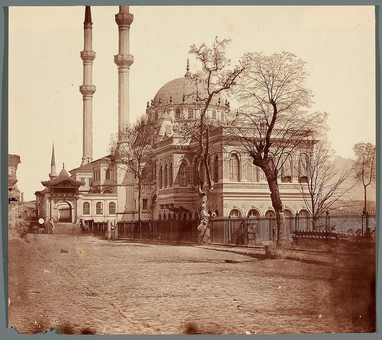 Kiosek a mešita v Tophane od James Robertson