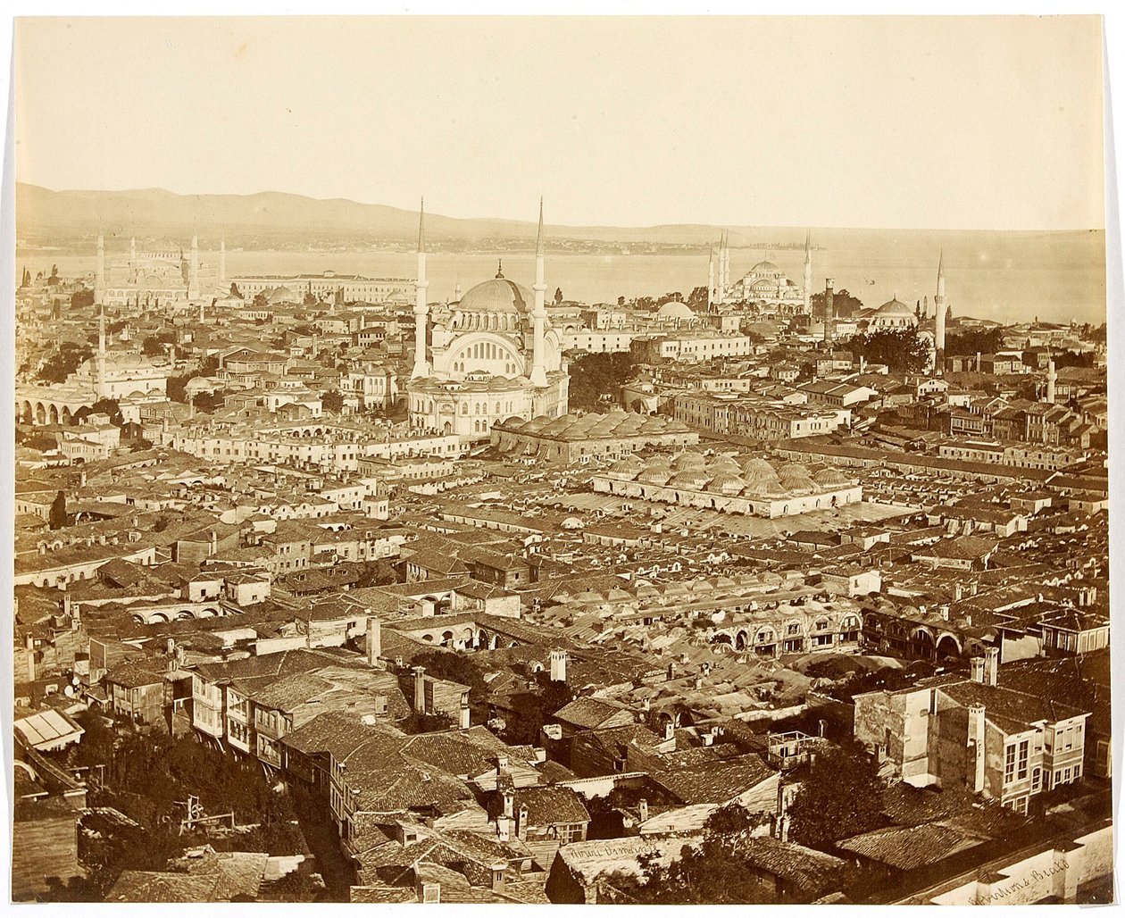 „Nuri Osmaniye“ [Istanbul. Panorama města s pohledem na mešity: mešita Nuruosmaniye (uprostřed), Modrá mešita (vpravo v pozadí) a Ayasofya (Hagia Sophia) (vlevo)] od James Robertson