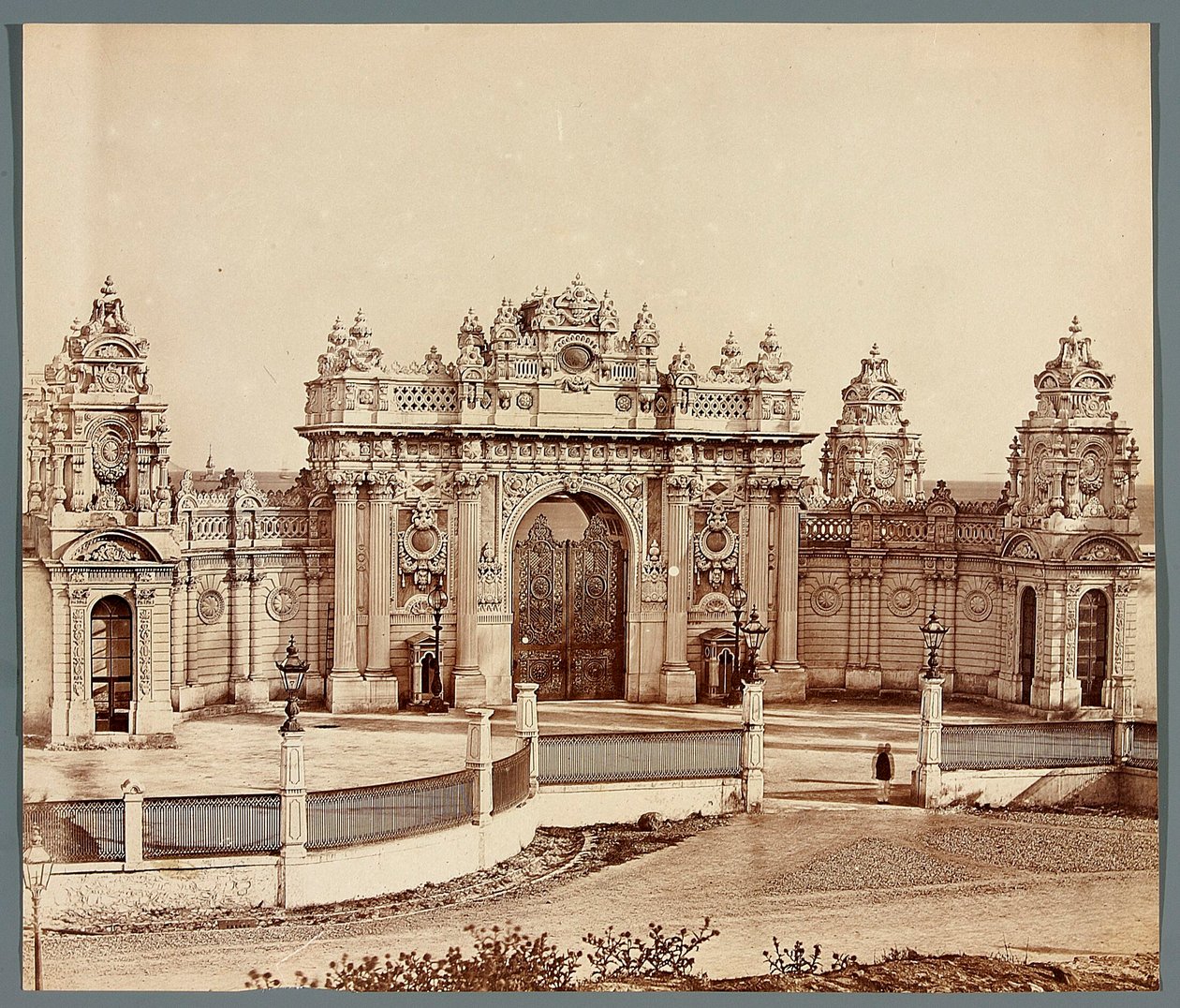 Istanbul. Palác Dolmabahçe - brána od James Robertson