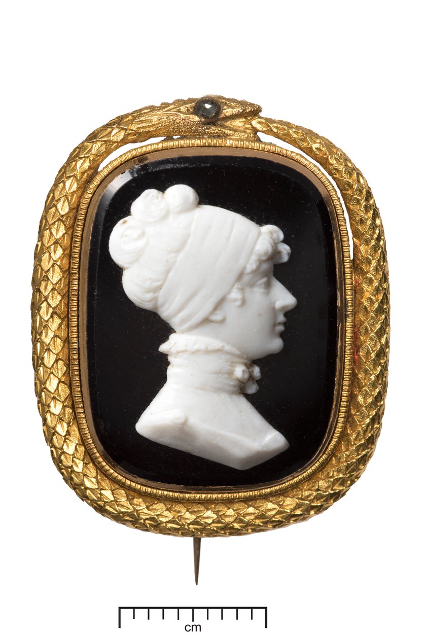 Pamětní brož Death of Princess Charlotte Gold Memorial Brož, kolem roku 1817 (černobílé sklo zasazené do zlata s diamanty) od James Tassie