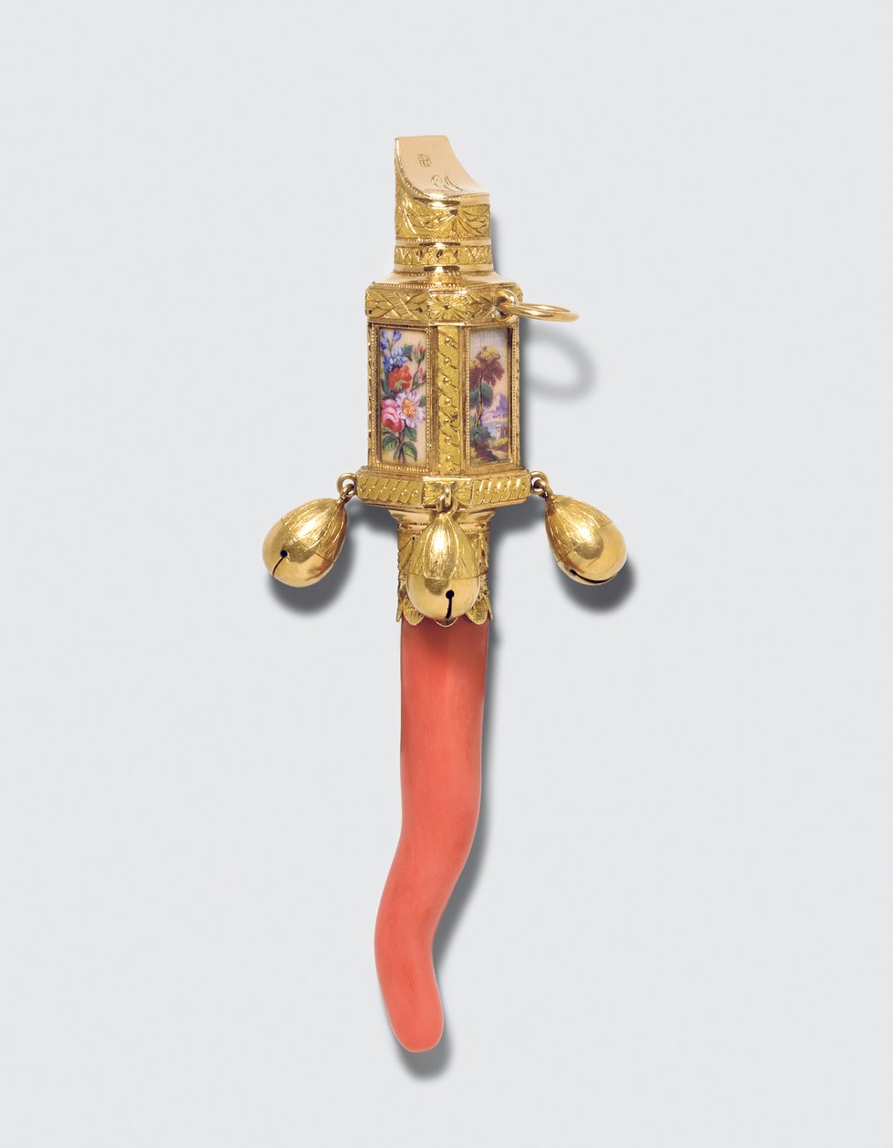 Dětské chrastítko, kousátko a píšťalka Regency, značeno London 1815/1816 (smaltované zlato a korály) od James and Ray John Montague