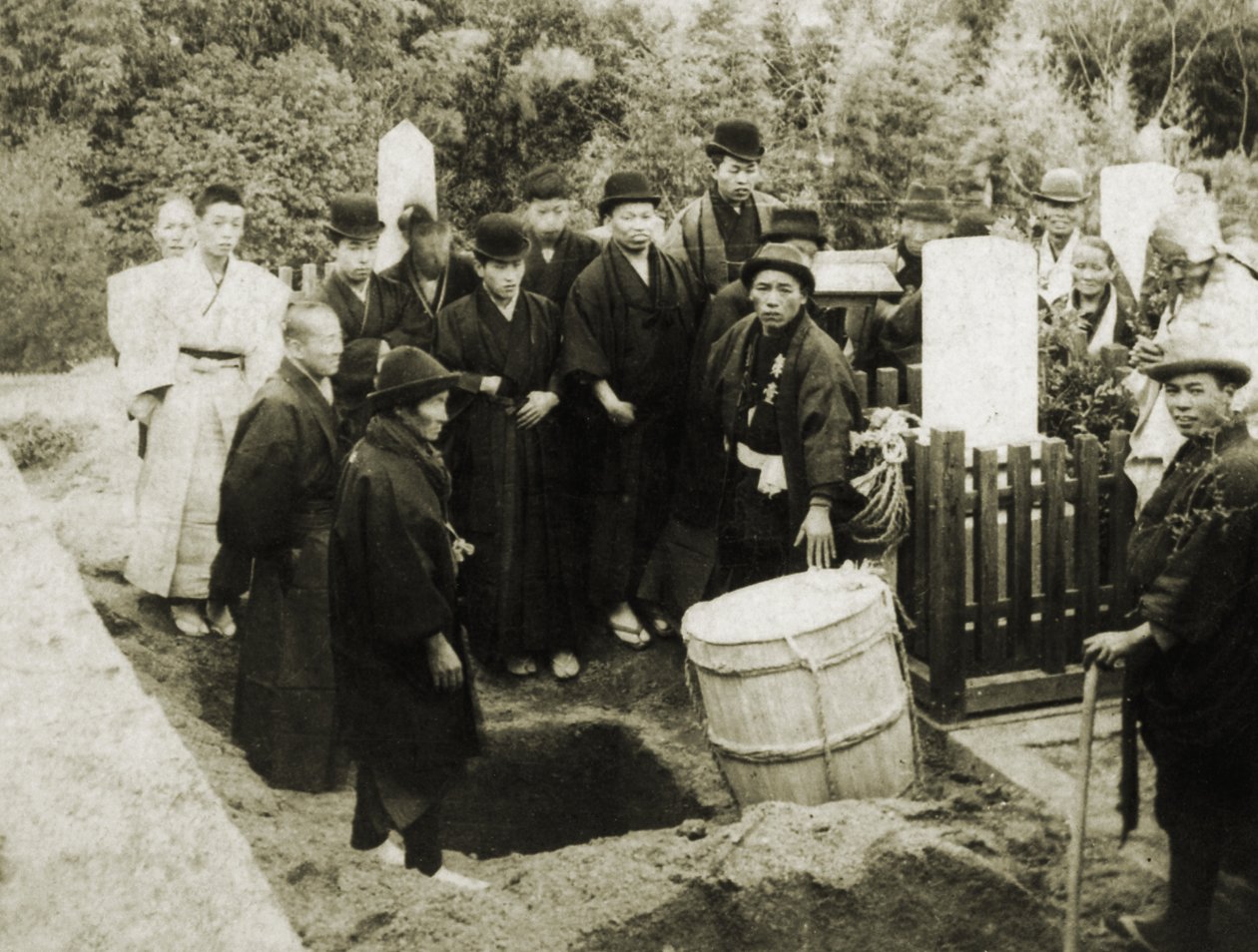 Buddhistický pohřeb v Japonsku, kolem roku 1900 (foto alba) od Japanese Photographer