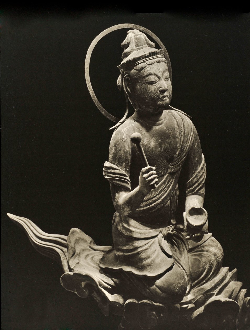 Bosatsu hrající na hudební nástroj, z 11. století, pozdní období Heian, Bjódo-in, Kjóto, 1950 od Japanese Photographer