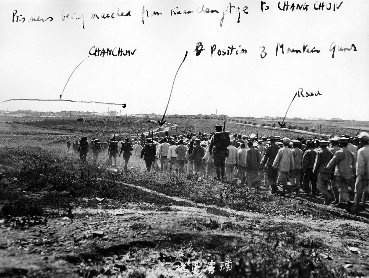Čínští zajatci pochodovali z Kuanchengtze, kolem roku 1931 od Japanese Photographer