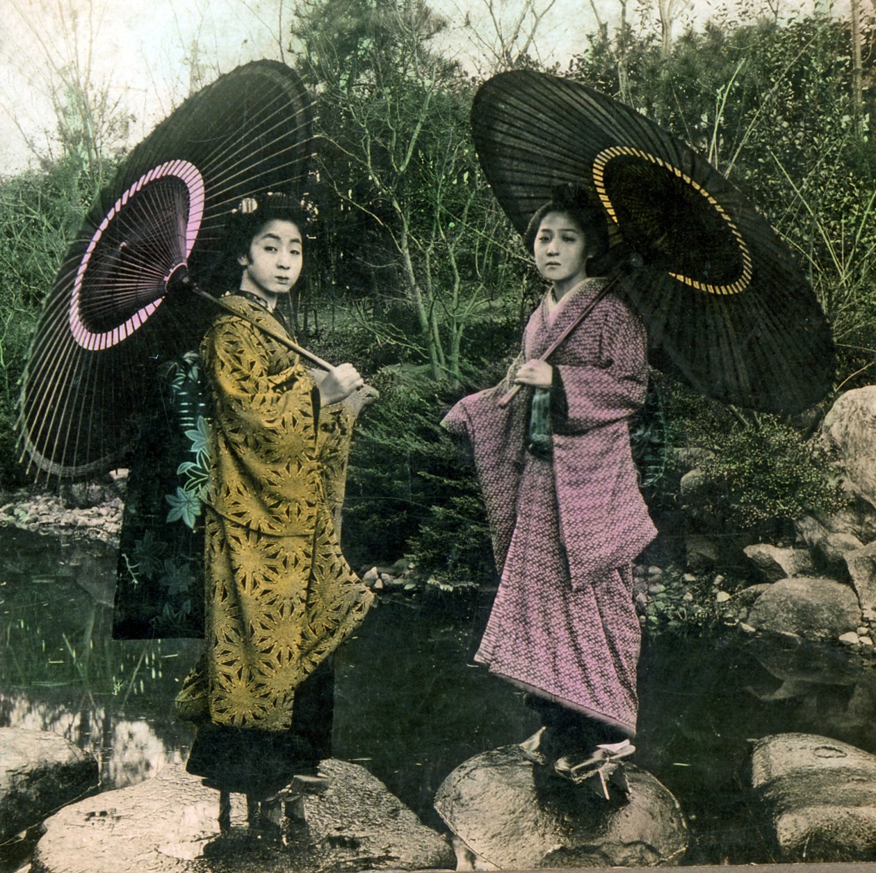 Oblečený do deštivého dne, cca 1900 (foto alba) od Japanese Photographer