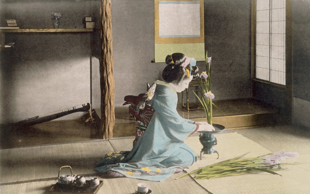 Dívka aranžující květiny (ručně kolorovaná fotografie) od Japanese Photographer