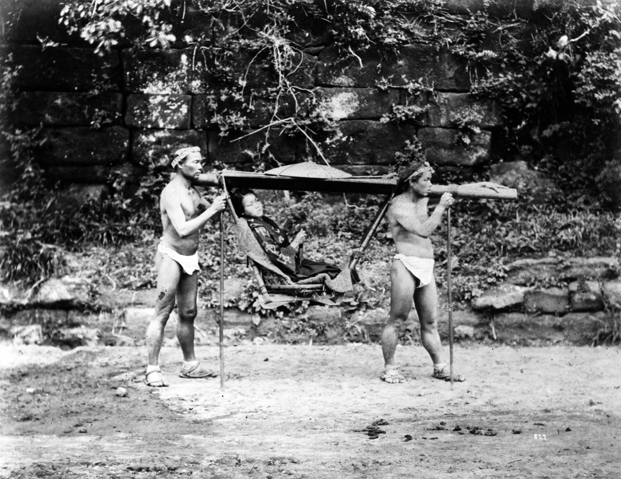 Dívka v nosítkách (norimono), Japonsko, c.1870 od Japanese Photographer