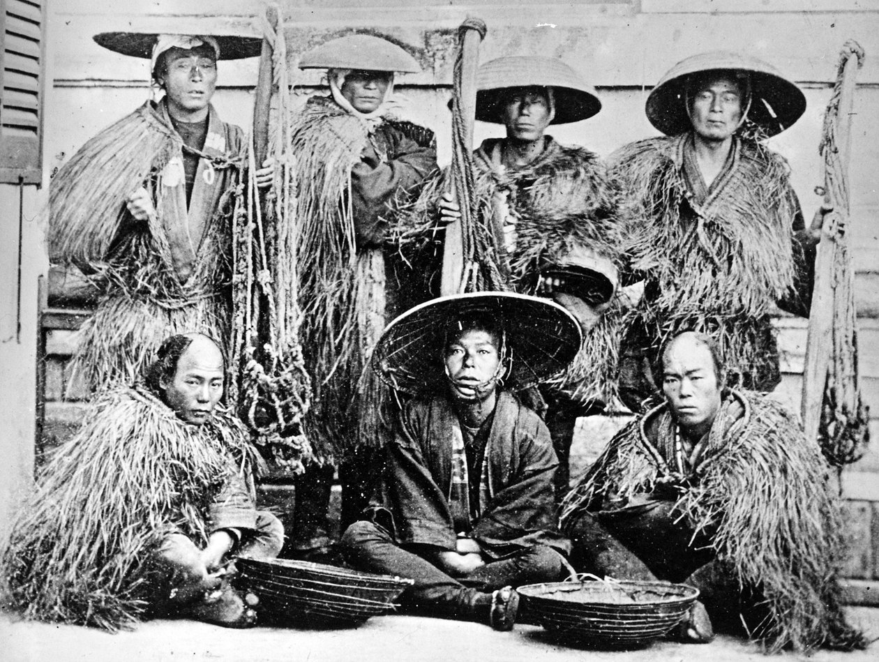 Japonští coolies ve slaměných pláštěnkách, kolem 1860 od Japanese Photographer