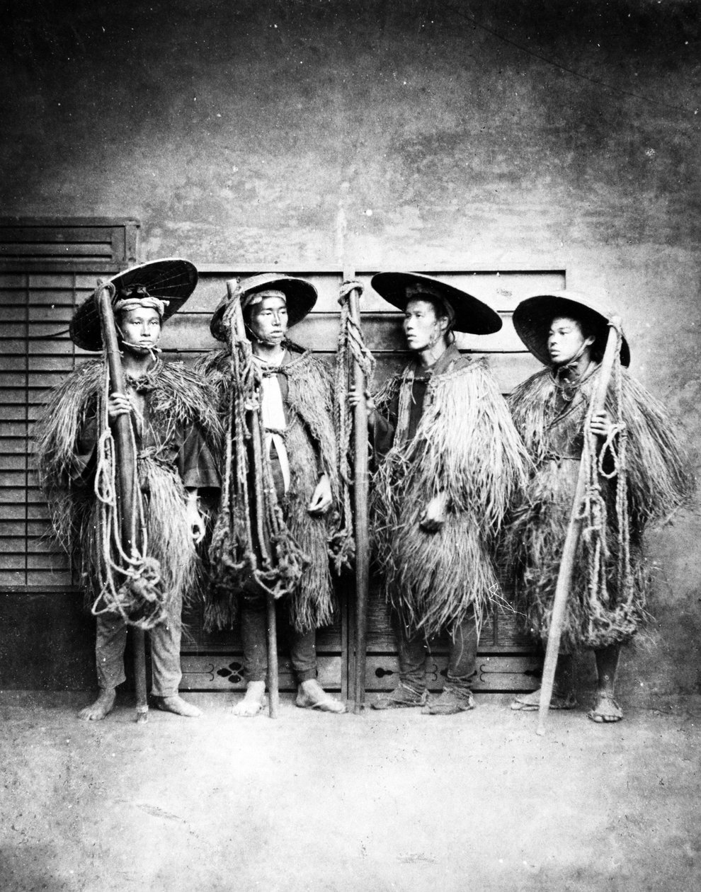 Japonci ve slaměných kabátech, c.1870 od Japanese Photographer