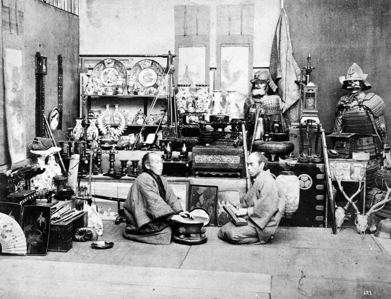 Japonští obchodníci s počítadlem, kolem 70. let 19. století od Japanese Photographer