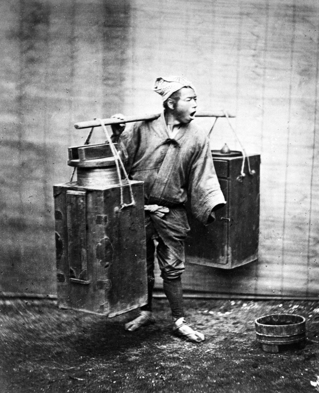 Japonský nosič vody, kolem 1860-80 od Japanese Photographer