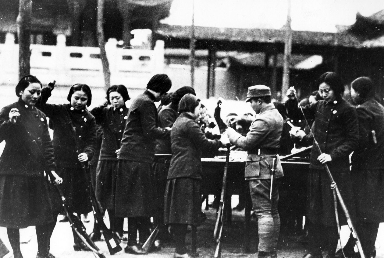 Japonské ženské nabíjecí pušky, c.1920-30 od Japanese Photographer