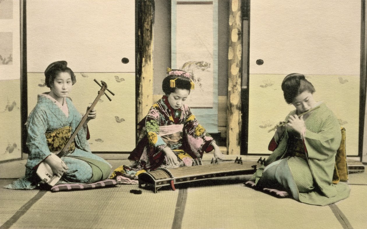 Japonské dívky hrající na flétnu, koto a samisen, cca 1880 (ručně kolorovaný albumenový tisk na kartě) od Japanese Photographer