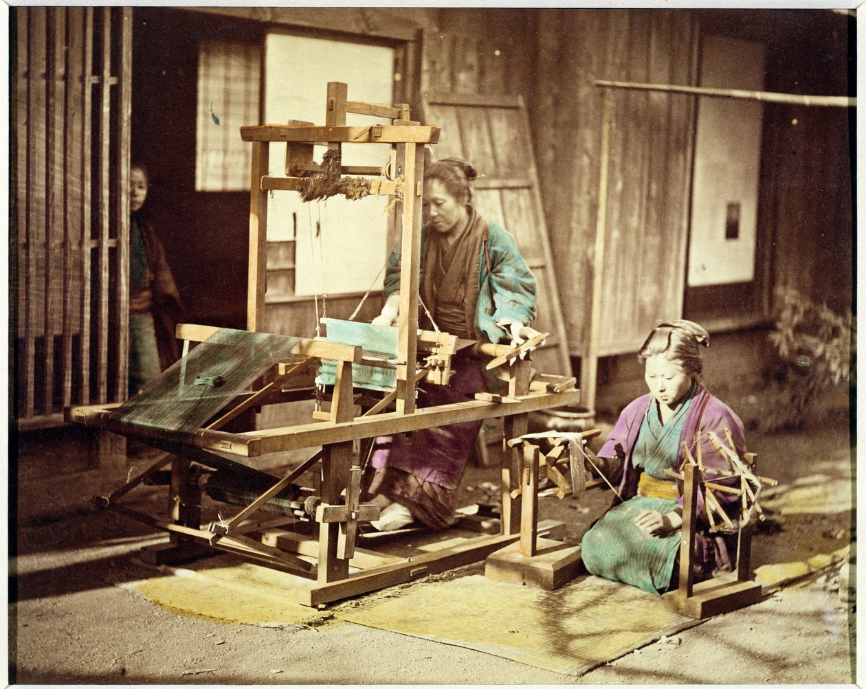 Japonské ženské tkaní, cca 1890 (ručně kolorovaná fotografie) od Japanese Photographer