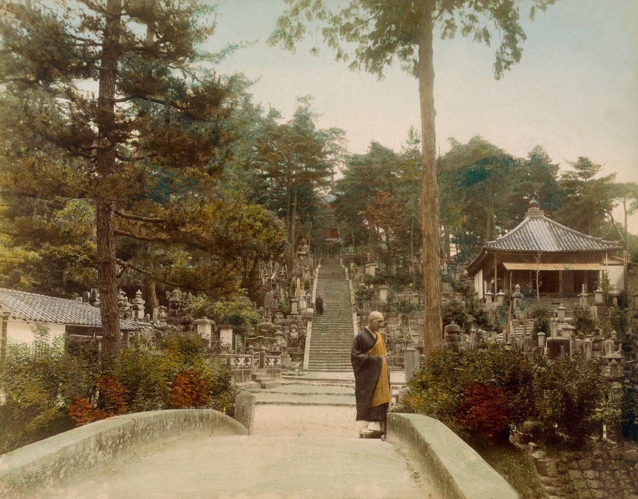 Kurodani Graves, Kyoto, 1890 (ručně kolorovaná fotografie) od Japanese Photographer