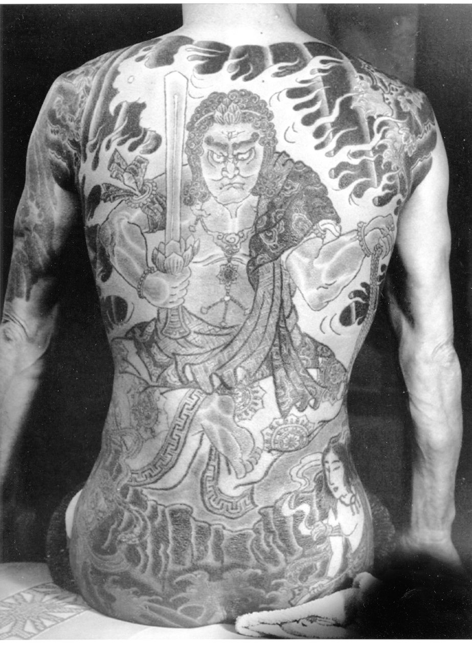 Muž s tradičním japonským tetováním Irezumi, kolem roku 1910 od Japanese Photographer