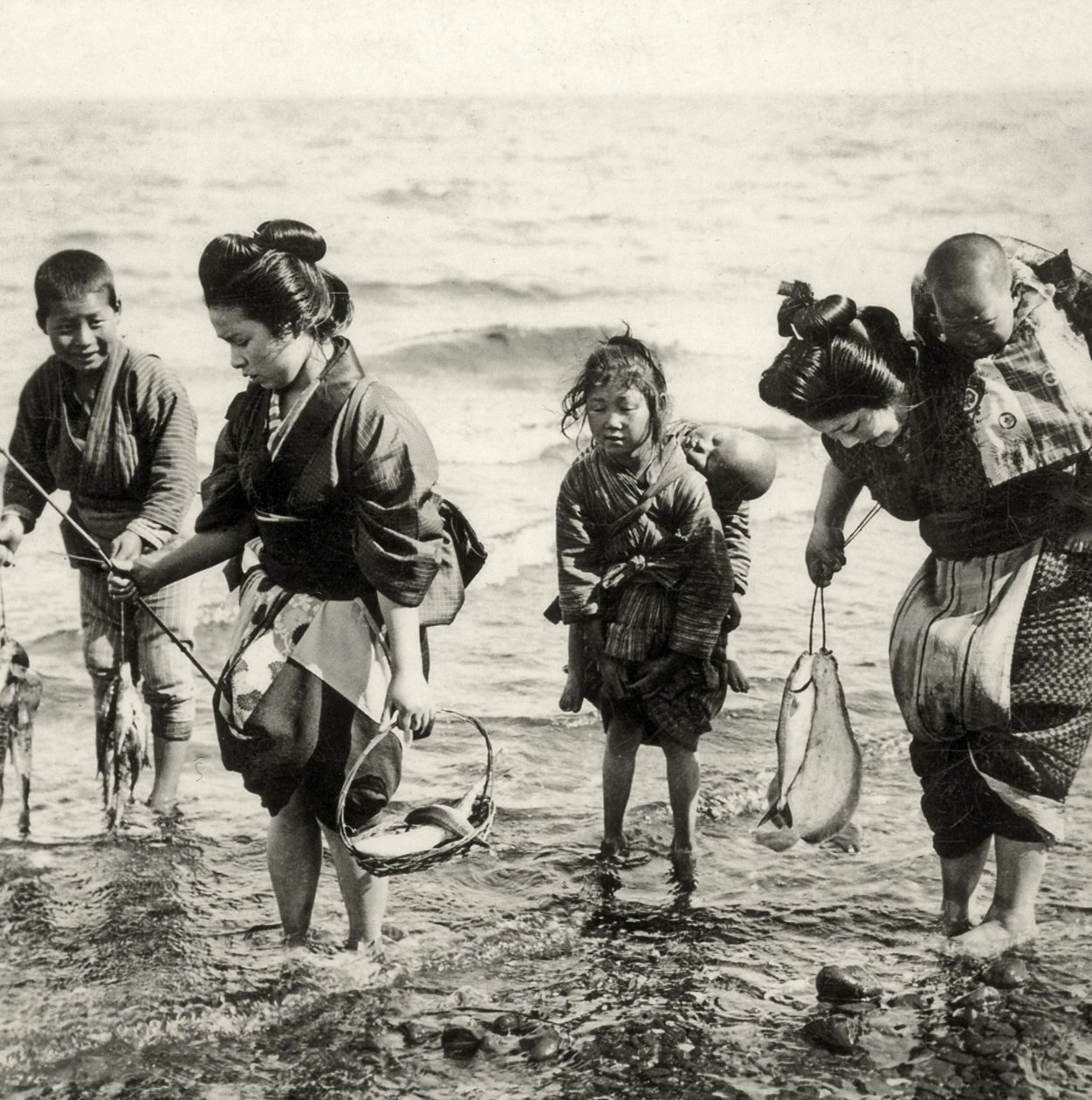 Matky a děti rybaření, cca 1900 (foto alba) od Japanese Photographer