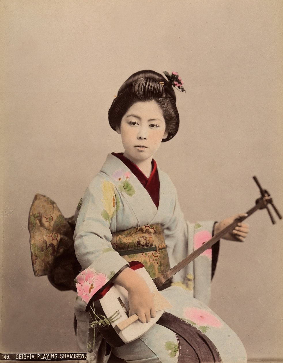 Portrét gejši hrající na šamisen, kolem roku 1890 (barevné foto) od Japanese Photographer