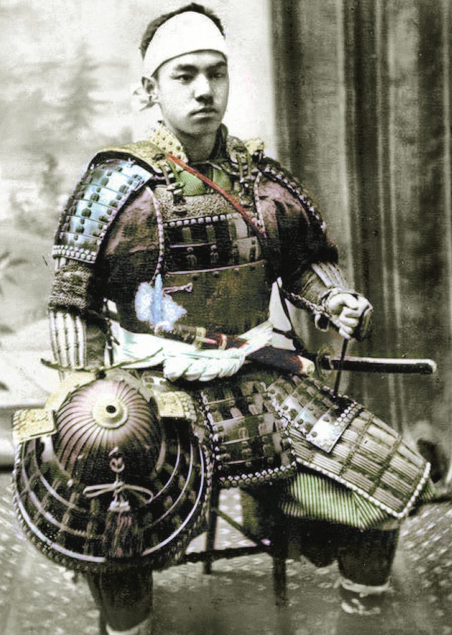 Samuraj ze starého Japonska vyzbrojený celotělovou zbrojí, kolem roku 1880 (ručně kolorovaná fotoalba) od Japanese Photographer