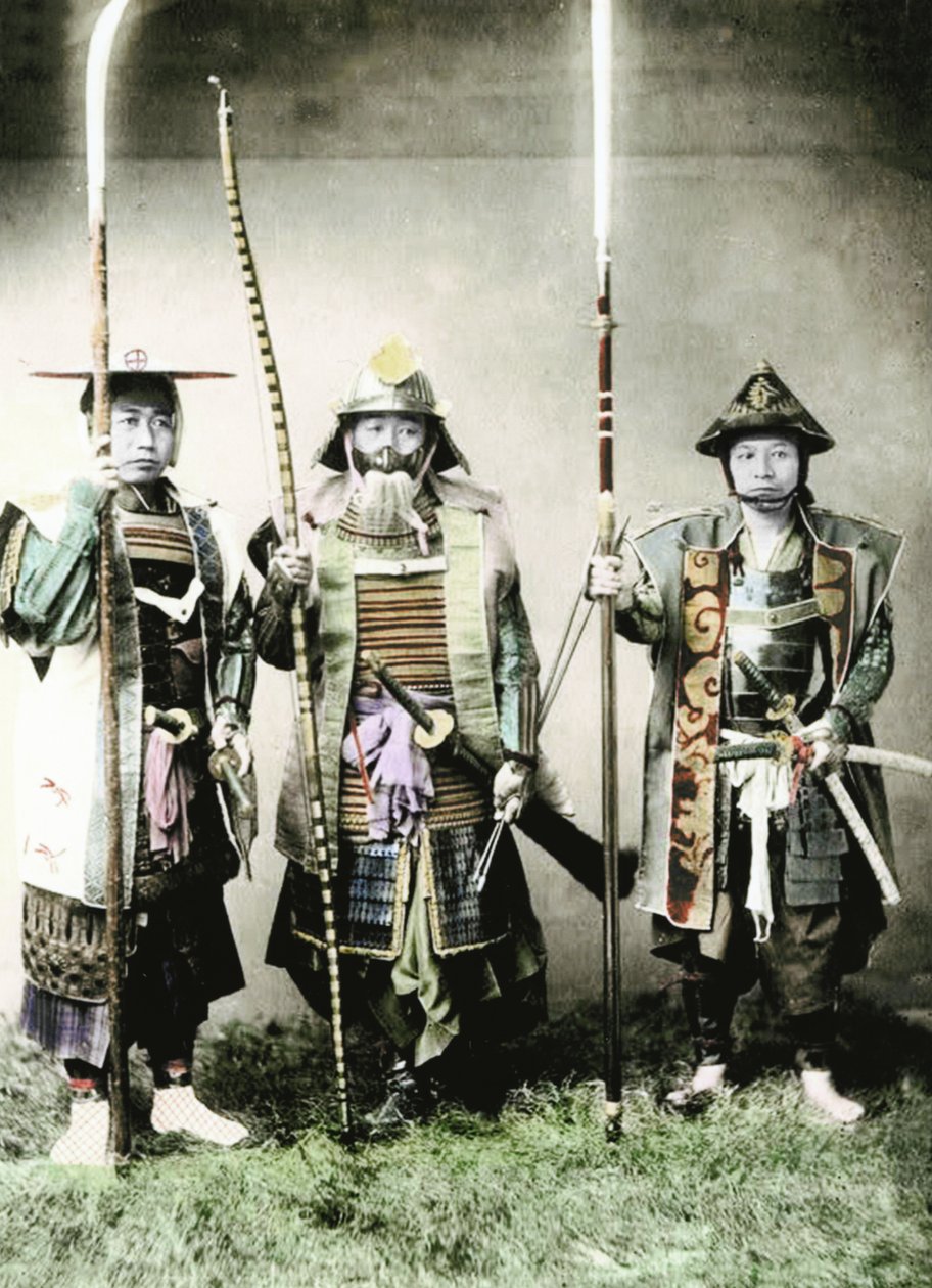Samuraj ze starého Japonska vyzbrojený dlouhým lukem, tyčovými pažemi a meči, 1883 (ručně kolorovaná fotoalba) od Japanese Photographer