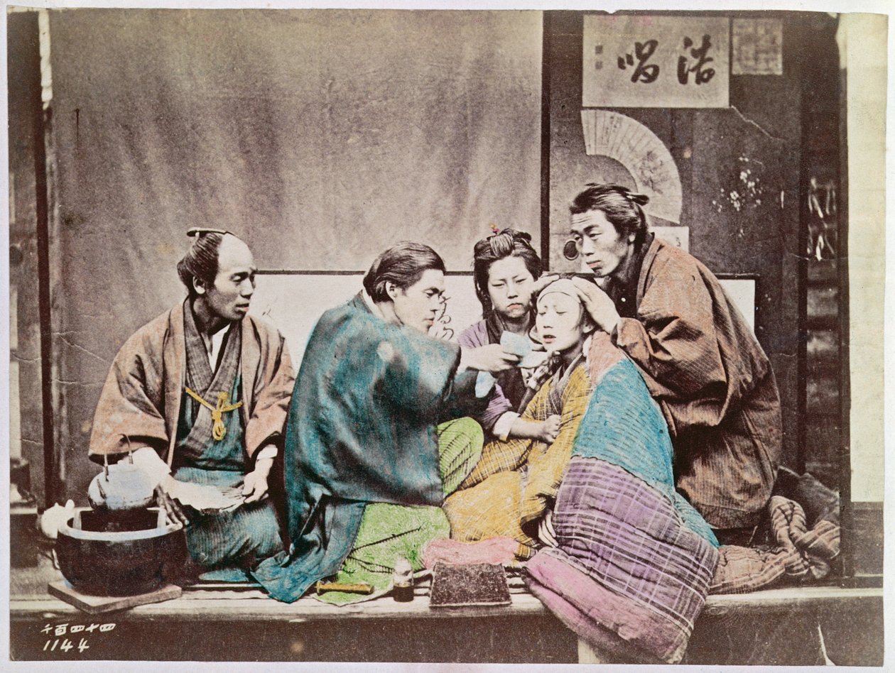 Scéna tradiční medicíny, cca 1880 (barevné foto) od Japanese Photographer