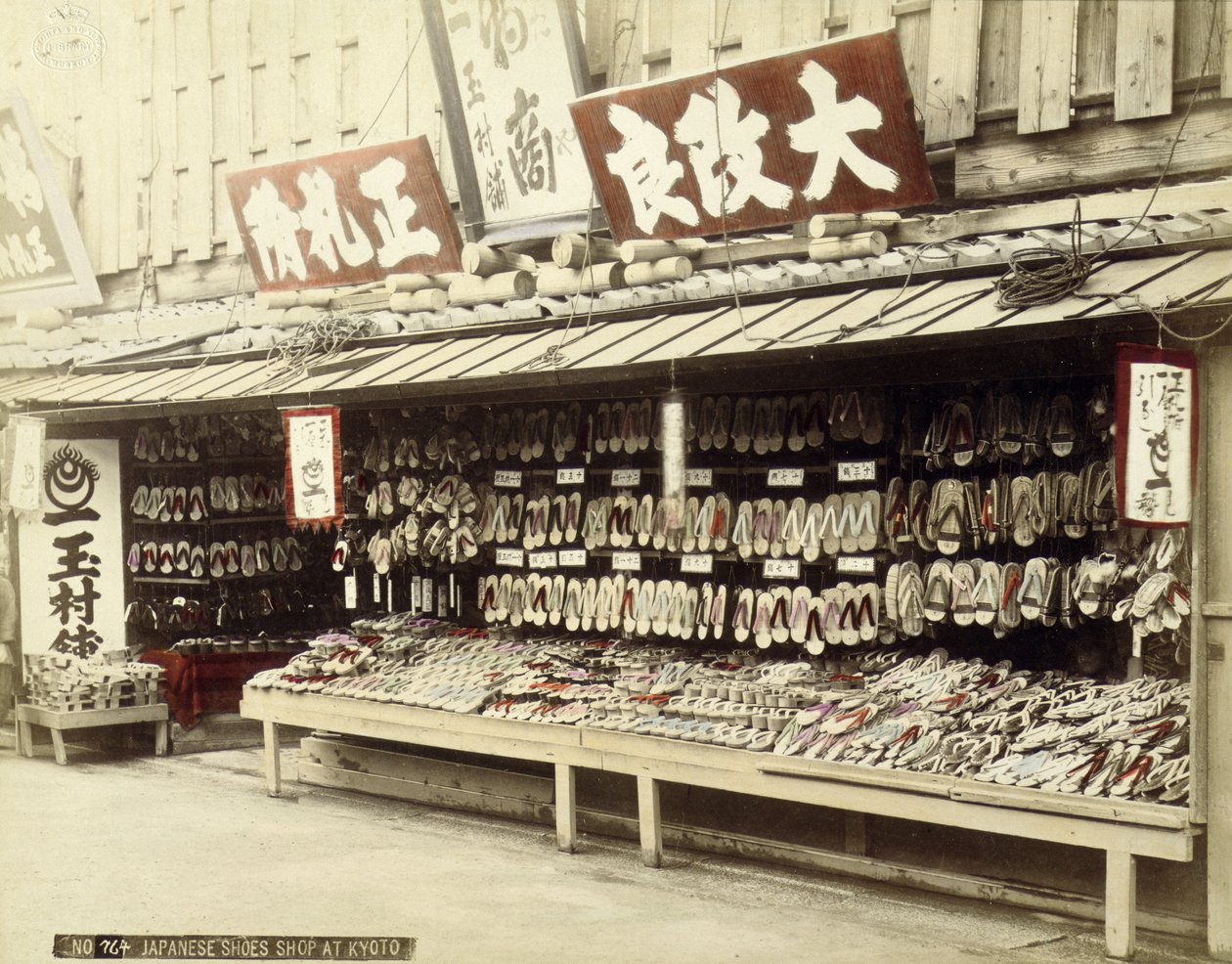 Obchod s obuví v Kjótu, kolem roku 1890 (ručně kolorovaná fotografie) od Japanese Photographer