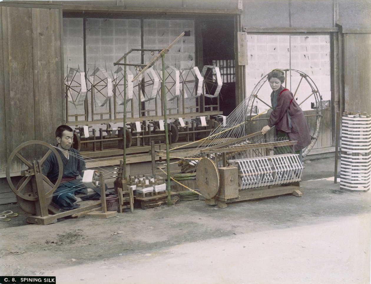 Spřádání hedvábí v Japonsku, cca 1900 (ručně kolorovaná fotografie) od Japanese Photographer