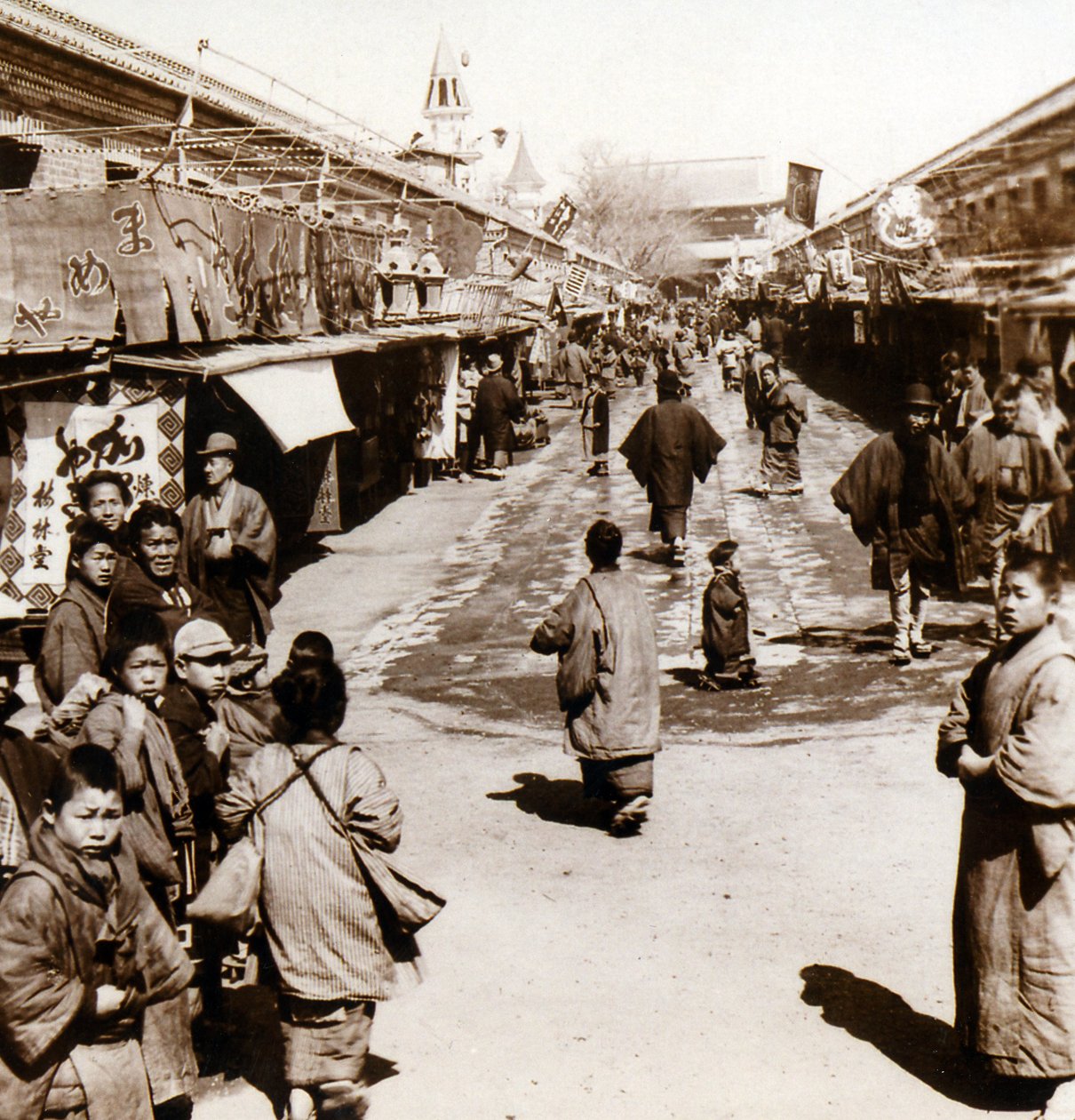 Pouliční scéna ve čtvrti Asakusa v Tokiu, Japonsko, kolem roku 1900 (foto alba) od Japanese Photographer
