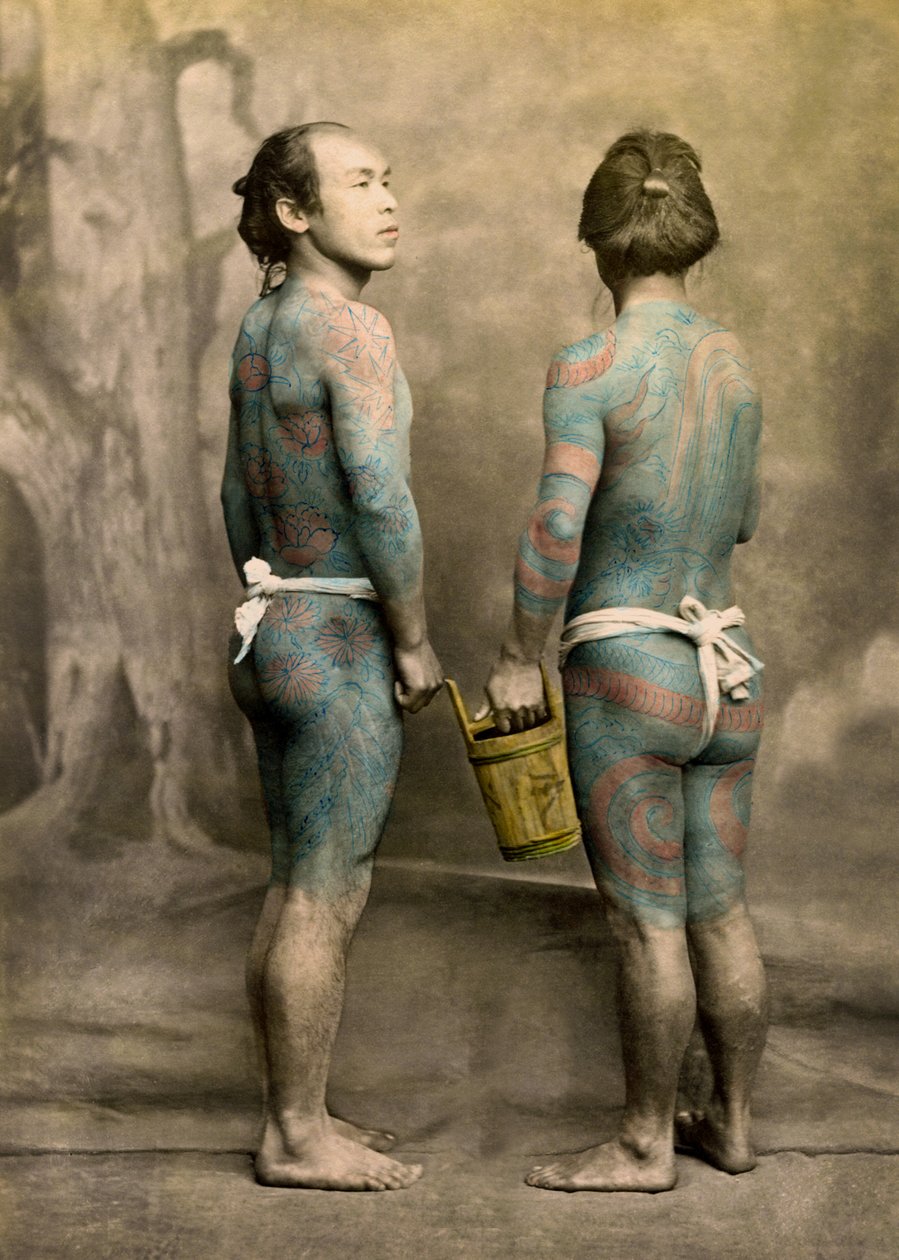 Dva muži s tradičním japonským tetováním Irezumi, kolem roku 1880 (ručně kolorovaná albuminová fotografie) od Japanese Photographer