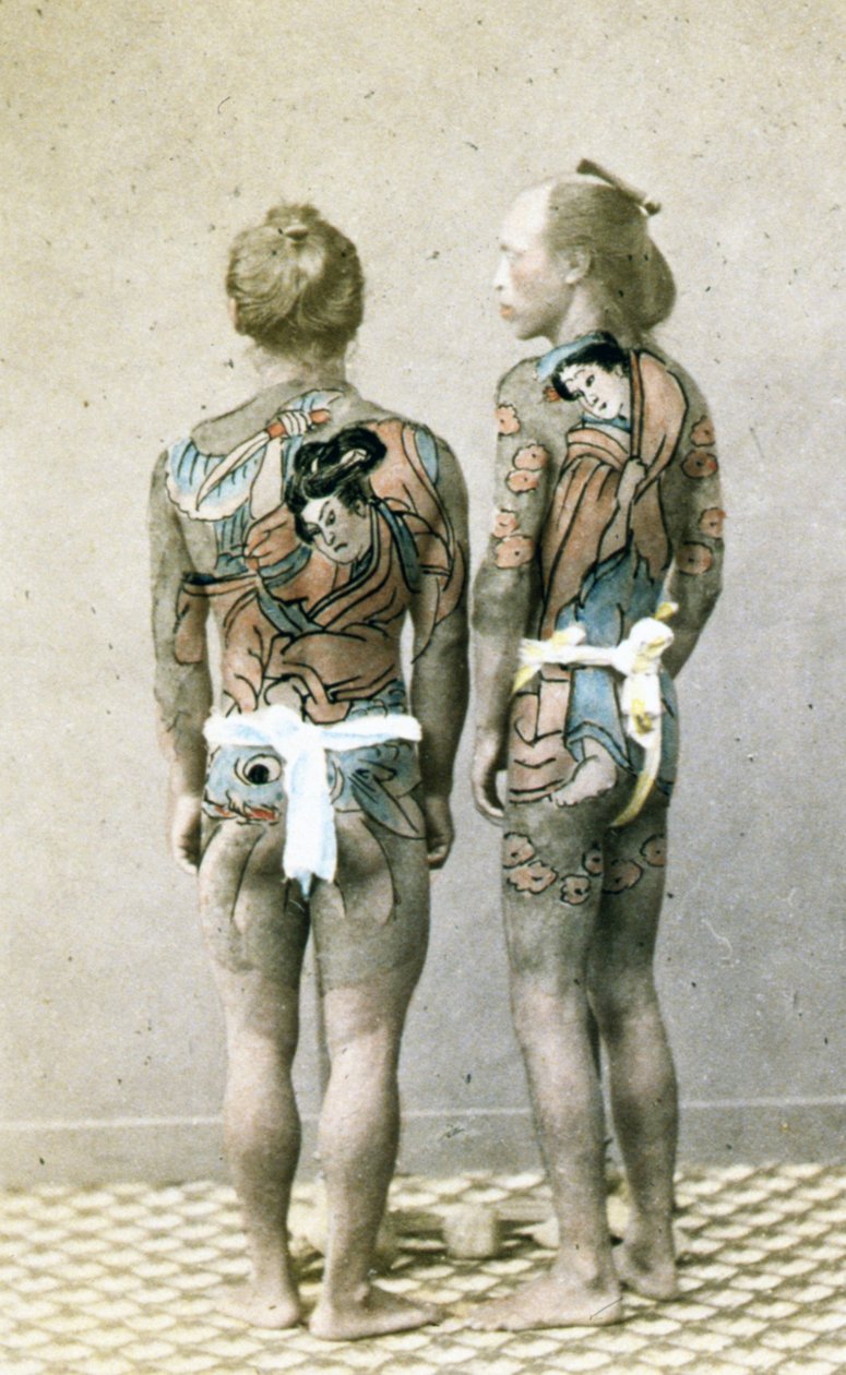Dva muži s tradičním japonským tetováním Irezumi, kolem roku 1880 (ručně kolorovaná albuminová fotografie) od Japanese Photographer