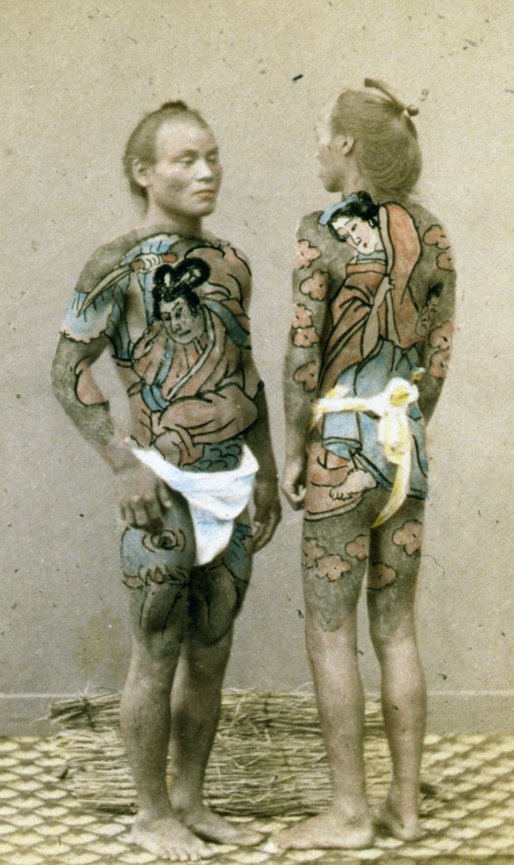 Dva muži s tradičním japonským tetováním Irezumi, kolem roku 1880 (ručně kolorovaná albuminová fotografie) od Japanese Photographer