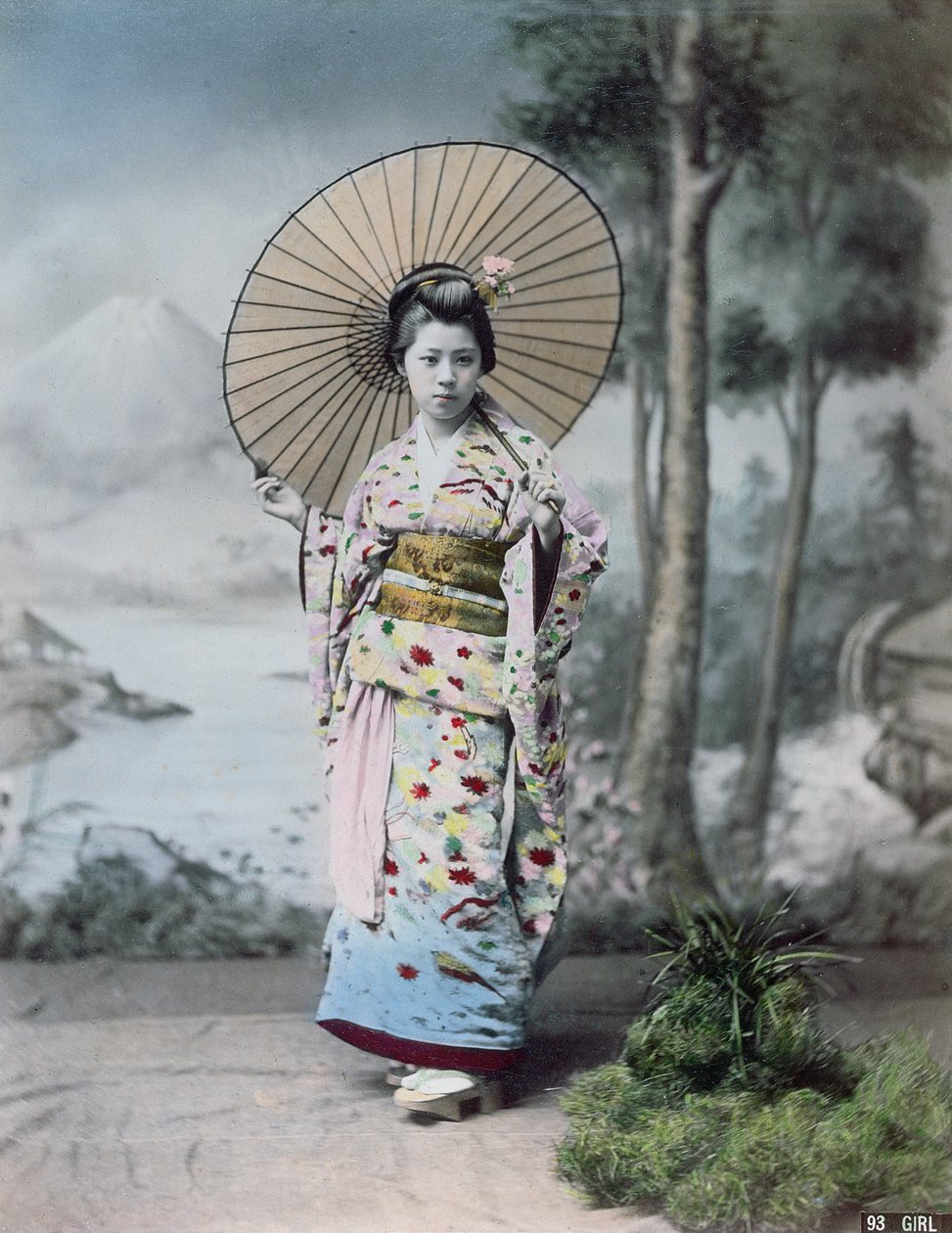 Mladá Japonka v kimonu a se slunečníkem, Mt.Fuji v pozadí, cca 1900 (barevné foto) od Japanese Photographer