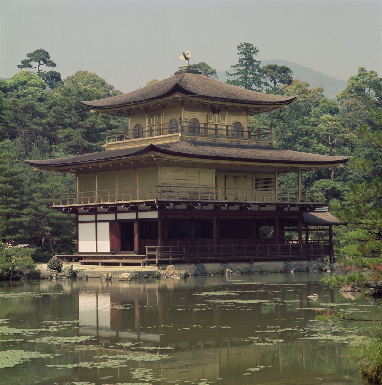 Chrám Kinkaku (Zlatý pavilon) zasvěcený památce šóguna Ashikaga Yoshimitsu (1358-1408) 15. století (přestavěn 19. století) od Japanese School