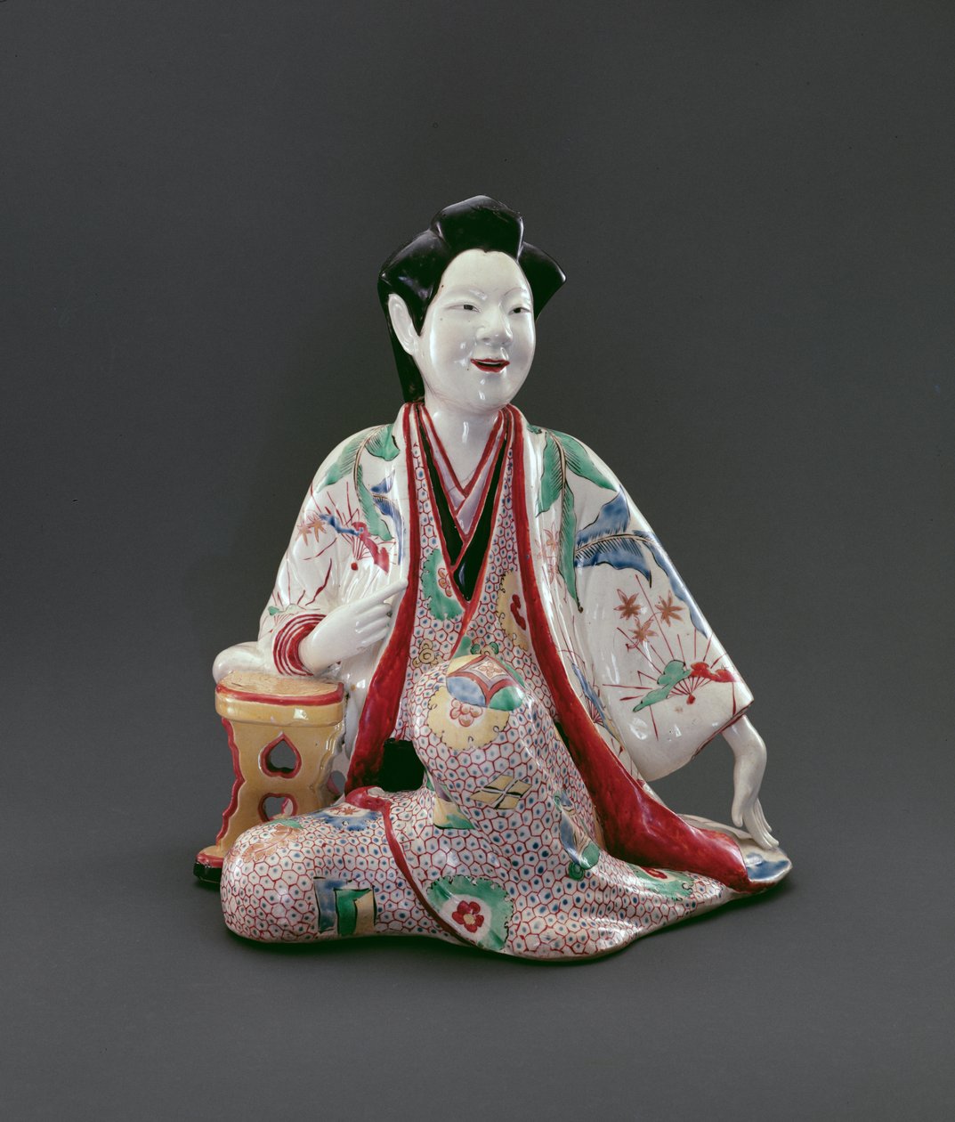 Sedící postava, období Edo (1615-1868), kolem 1670-90 (porcelán s přeglazovanými emaily a zlacením) od Japanese School