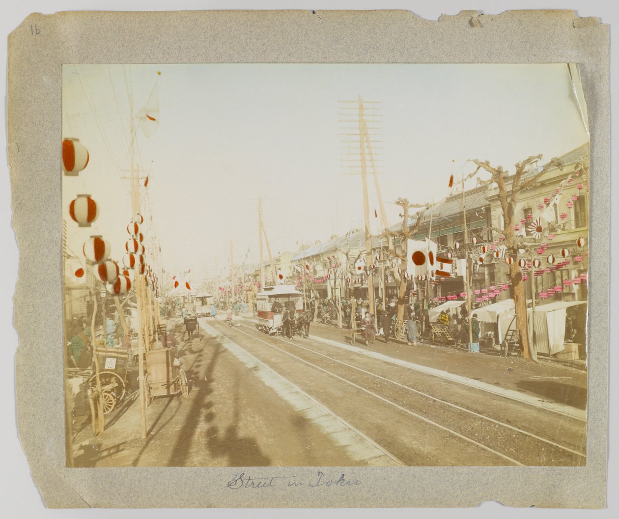 Ulice v Tokiu, Japonsko (ručně kolorovaná černobílá fotografie) od Japanese Photographer