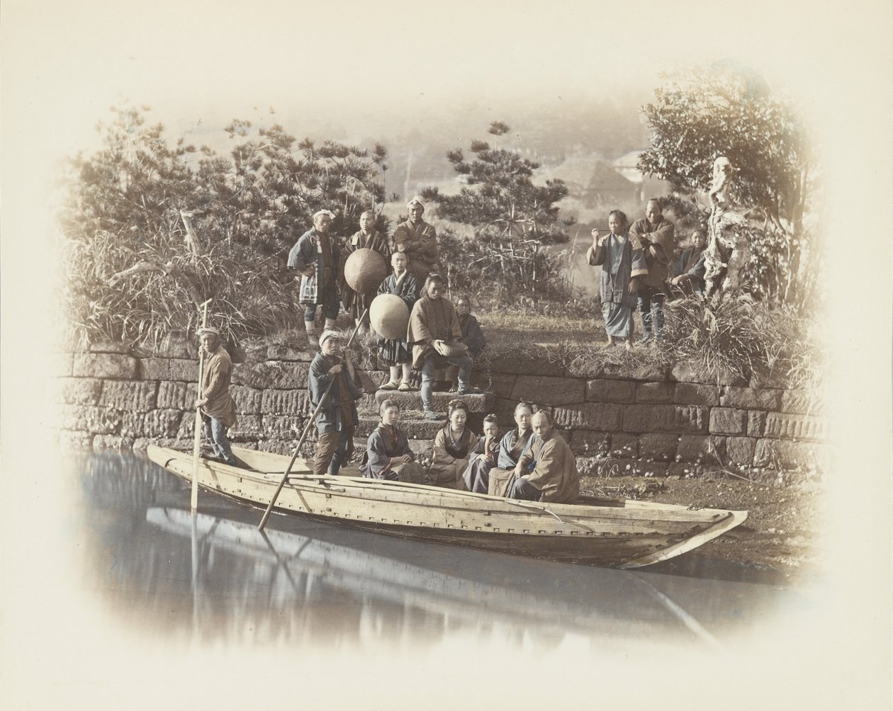 Loď na břehu řeky, Japonsko (ručně kolorovaná černobílá fotografie) od Japanese Photographer