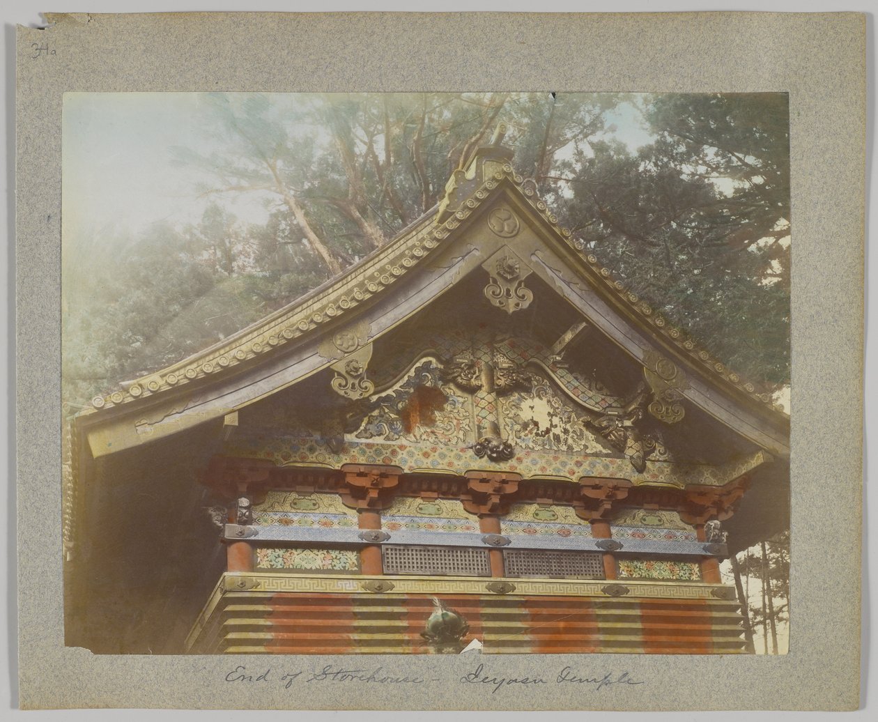 Sklad v Tōshō-gū, Nikko, Japonsko (ručně kolorovaná černobílá fotografie) od Japanese Photographer