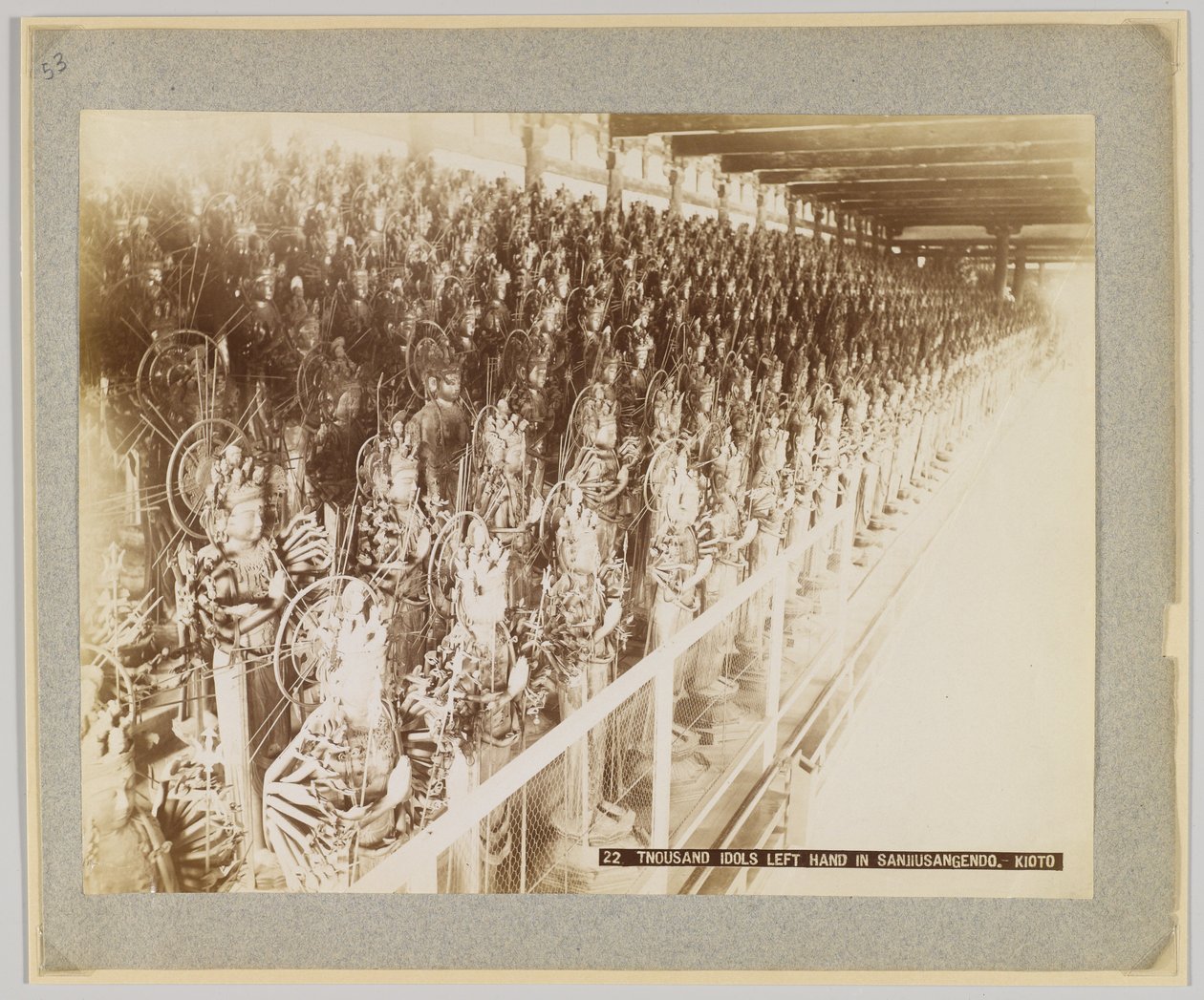 Tisíc idolů v Sanjusangendo, Kyoto, Japonsko (černobílá fotografie) od Japanese Photographer