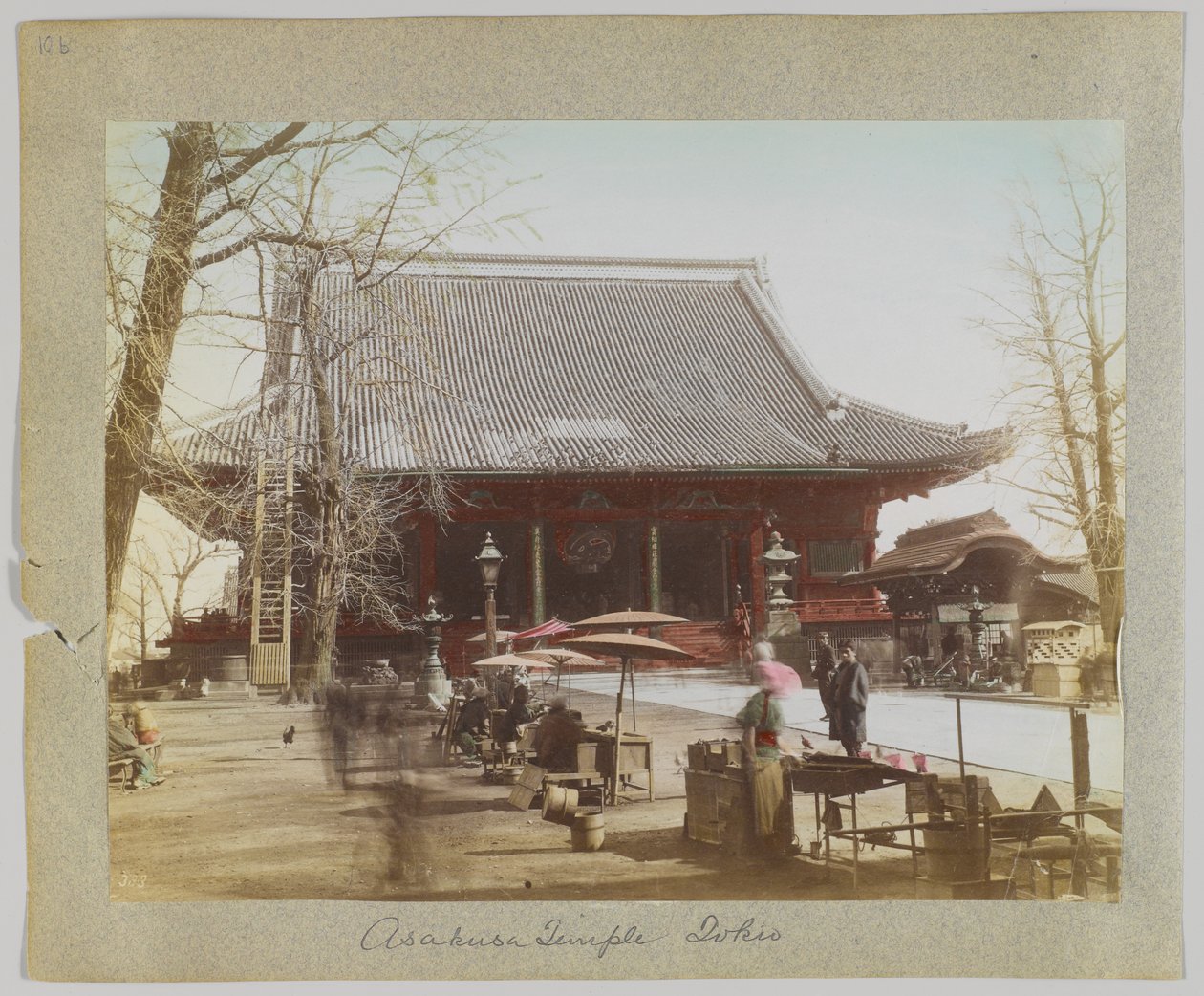 Chrám Asakusa, Tokio, Japonsko (ručně kolorovaná černobílá fotografie) od Japanese Photographer