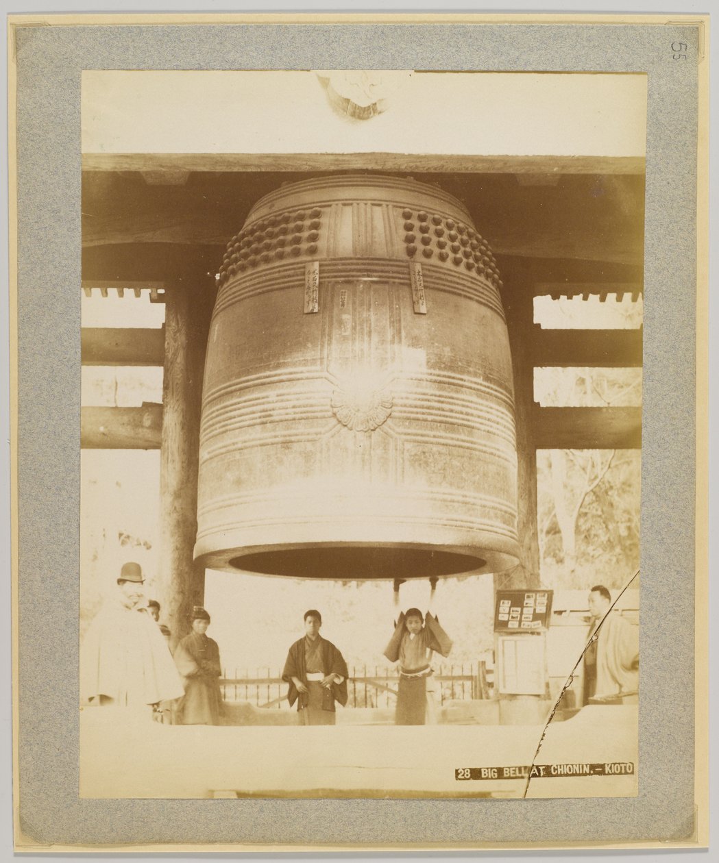 Big Bell v Chioninu, Kyoto, Japonsko (černobílá fotografie) od Japanese Photographer