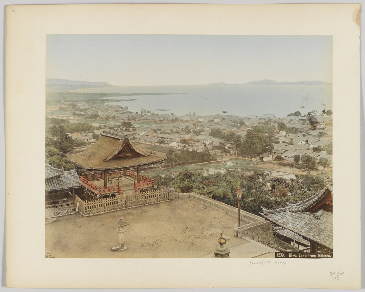 Jezero Biwa z Miidery, Japonsko, kolem roku 1890 (ručně kolorovaná černobílá fotografie) od Japanese Photographer