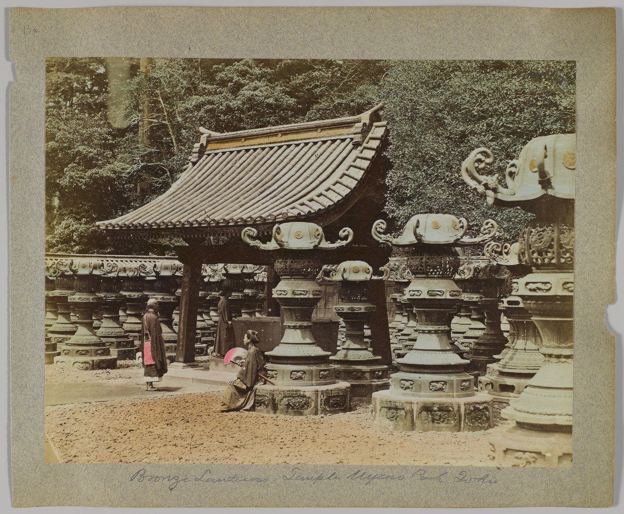 Bronzové lucerny před chrámem v parku Uyeno, Tokio, Japonsko (ručně kolorovaná černobílá fotografie) od Japanese Photographer