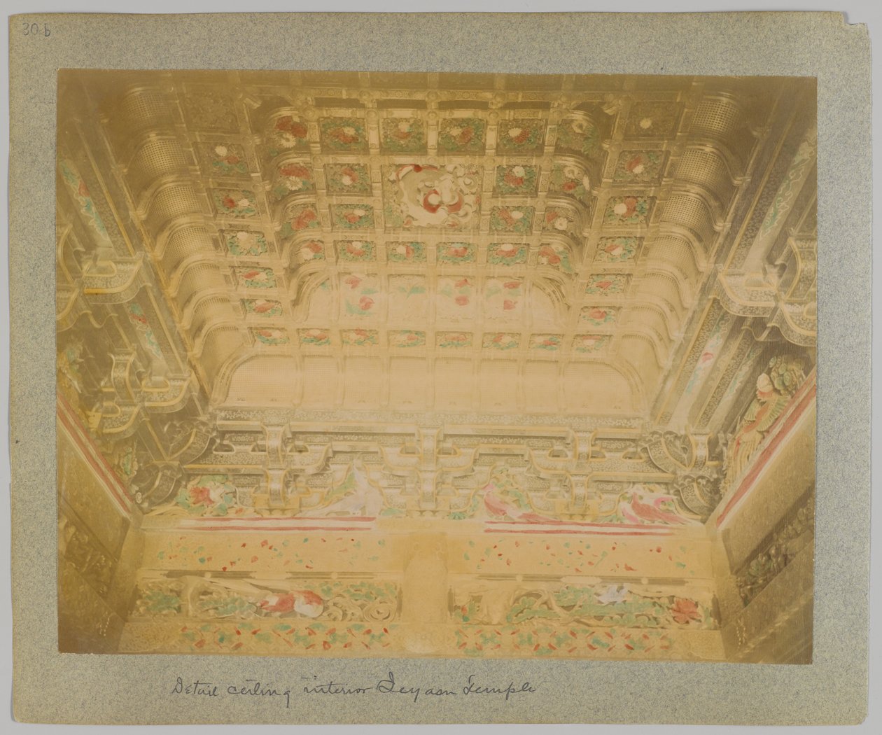 Detail stropu Tōshō-gū, Nikko, Japonsko (ručně kolorovaná černobílá fotografie) od Japanese Photographer