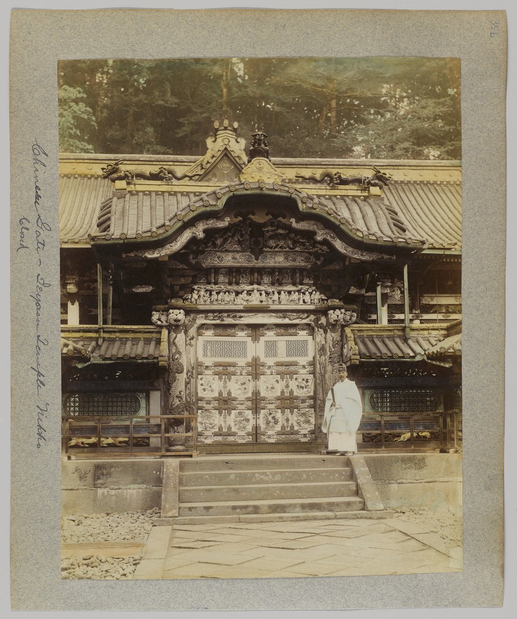 Chinese Gate, Tōshō-gū, Nikko, Japonsko (ručně kolorovaná černobílá fotografie) od Japanese Photographer