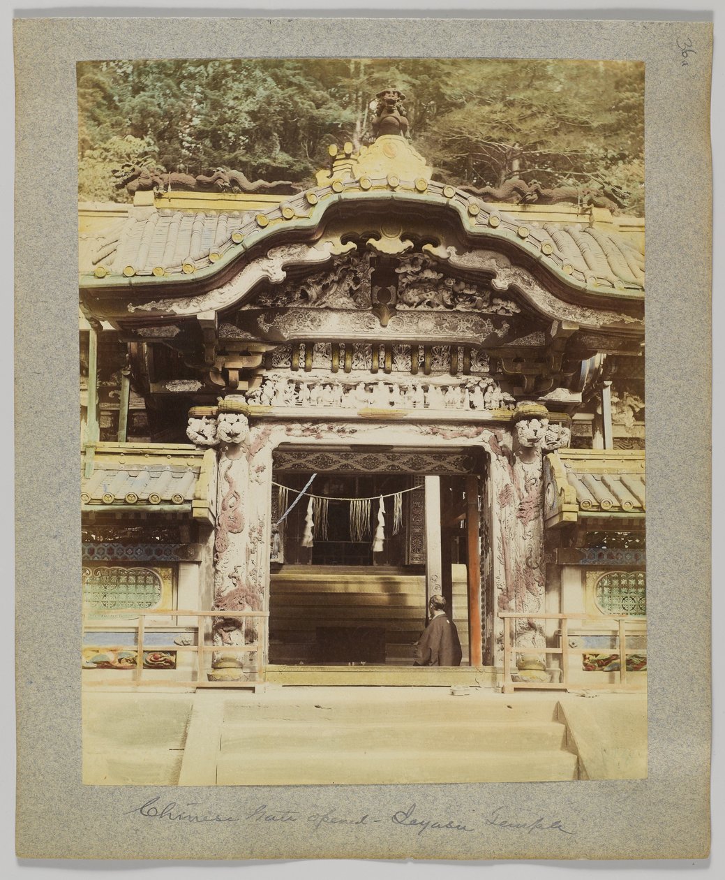 Chinese Gate, Tōshō-gū, Nikko, Japonsko (ručně kolorovaná černobílá fotografie) od Japanese Photographer